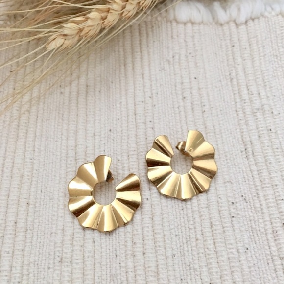 Vintage Gold Sun Fan Stud Earrings - Picture 2 of 5